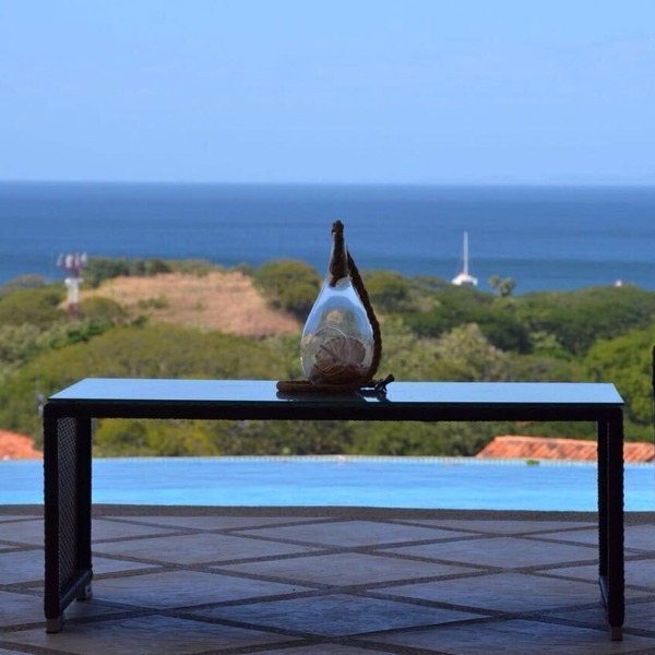 Ocean View Single Story House with Private Infinity Pool. 10 min walk to Beach