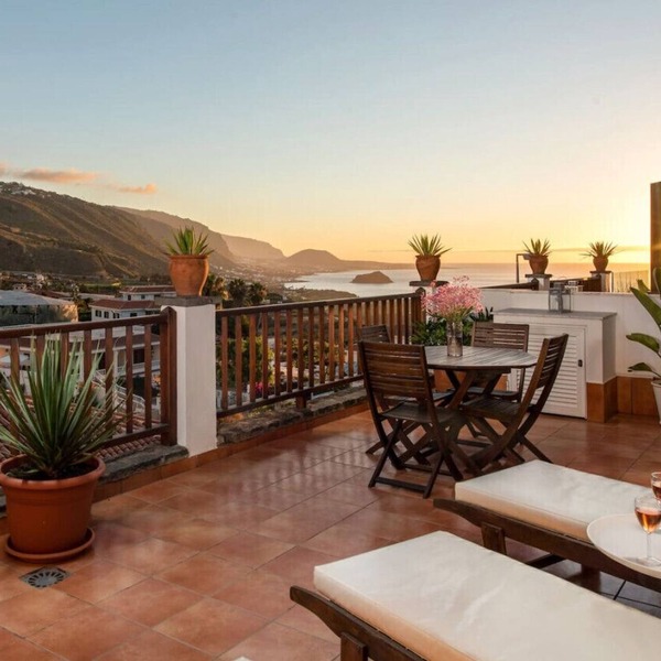 Ocean/volcano views, terrace, wifi, concierge [B]