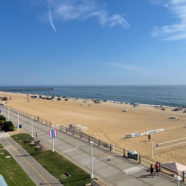 Oceanfront 1-bedroom condo in Virginia Beach with Kitchen, Balcony, Pool, WiFi