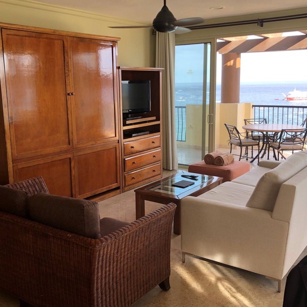Oceanfront 3-bedroom penthouse in Cabo San Lucas! Amazing views and amenities!