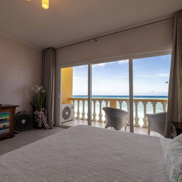 Oceanfront Beach Chalet w Spectacular View