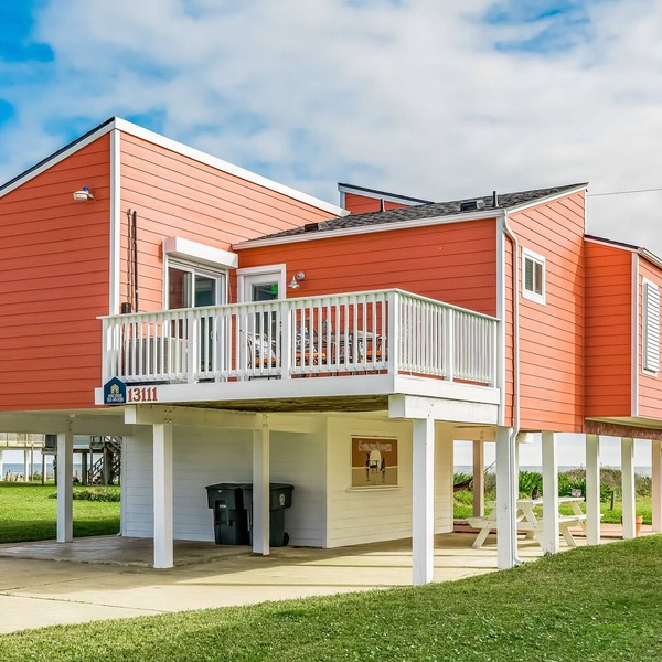 Oceanfront Beach House w/Beach View, Beautiful Decor, Free WiFi, Central A/C