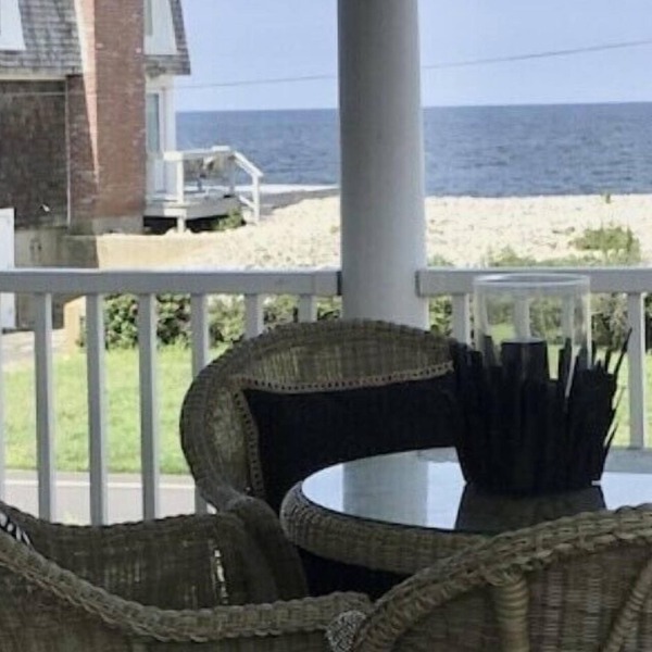 Oceanfront Beach House/Fall asleep listening to the waves