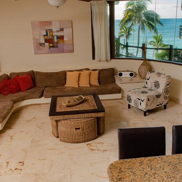 Oceanfront condo on the beach w hot tub! Minutes walk to restaurants,