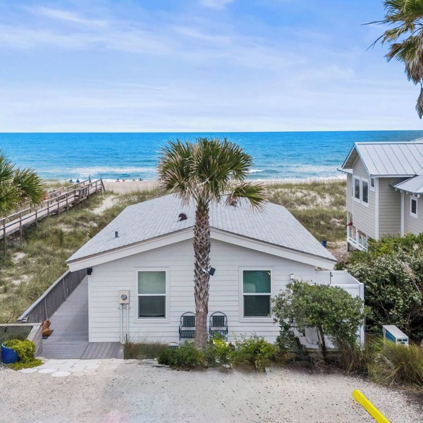 🌴 Oceanfront Cottage on Amelia Island 🌴 Walk to Main Beach-SaltLife Food Shack-Sandbar-Putt-Putt 🌴 Sunrise views from the deck 🌴 Easy Access to Fort Clinch State Park & downtown Fernandina 🌴 Updated modern bohemian Design ⭐️ 300+