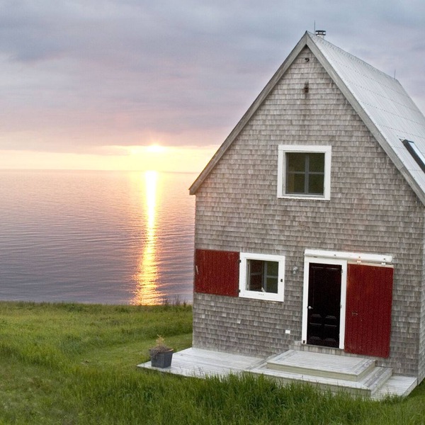 Oceanfront Cottage with Awesome Views, 2 min. to Beach, near Cabot Trail & Park
