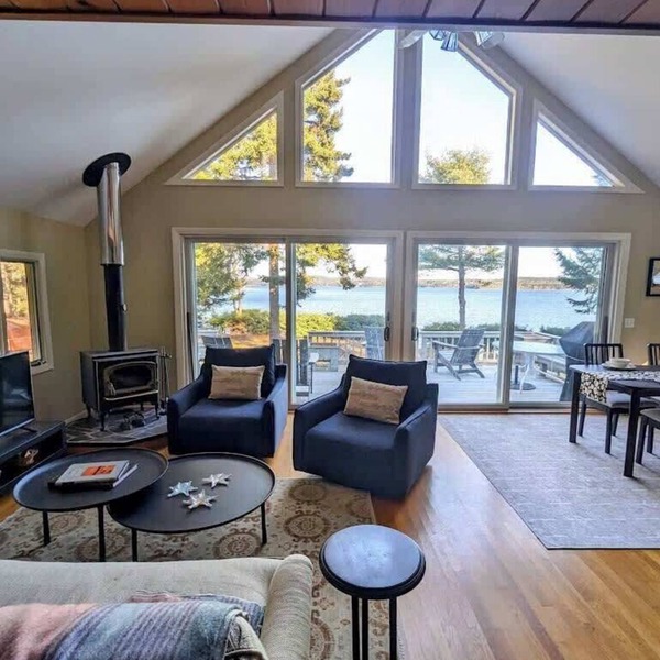 Oceanfront Cottage with Fire Pit & Stunning Views, beach access!