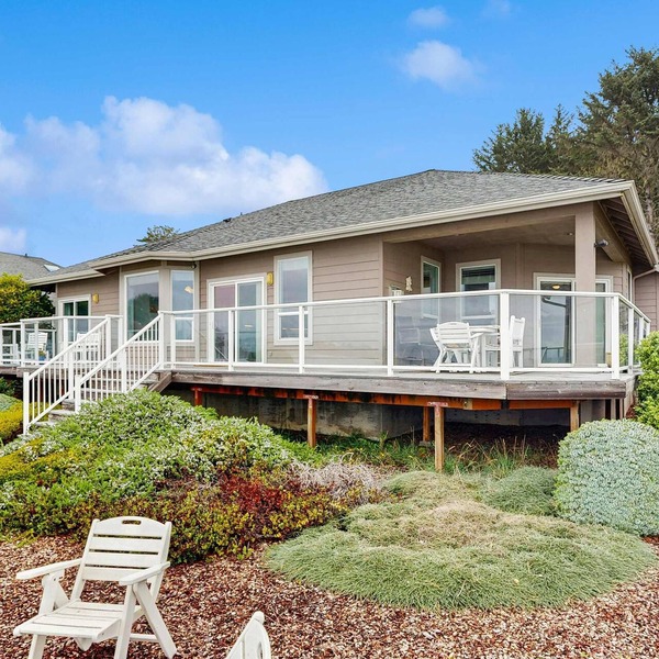 Oceanfront home with outdoor dining, WIFI, fireplace, gas grill, washer & dryer