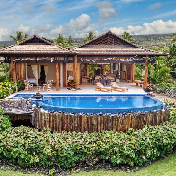 Oceanfront Luxury Estate · Infinity Pool · Sunset Views · Walk to Magic Sands