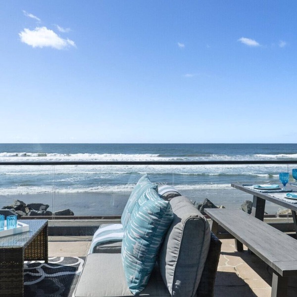 Oceanfront Rental, Walk to Restaurants and Pier, 5 Br, Great for Families
