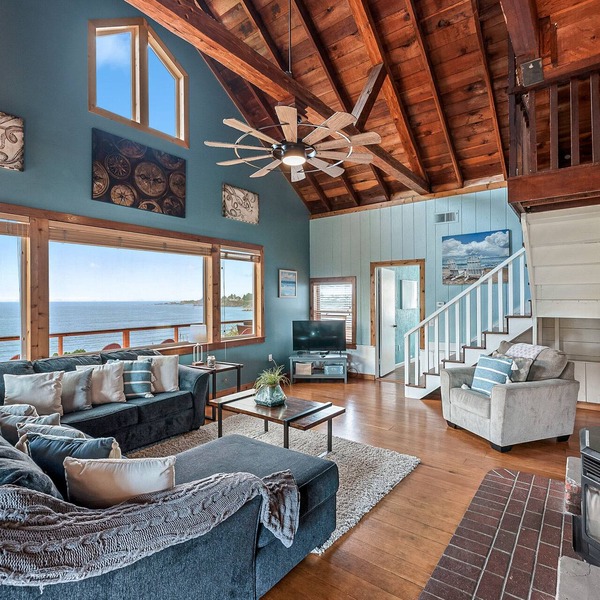 OCEANFRONT Rustic Sunset Cabin with stunning ocean views & staircase to beach!