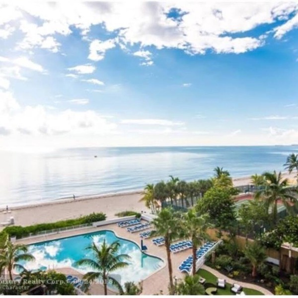 Oceanfront Studio w/balcony & Private Beach - Walk to shops & Dining