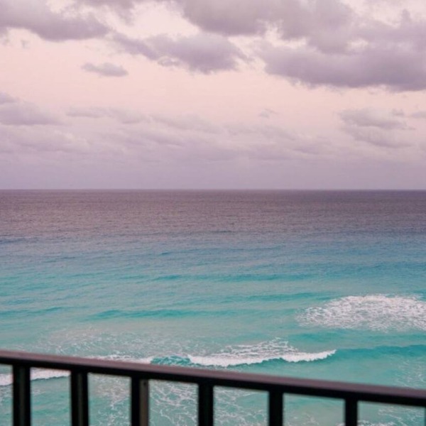 Oceanfront Stylish-Striking -Just Remodeled-Family building with a Pool & Tennis