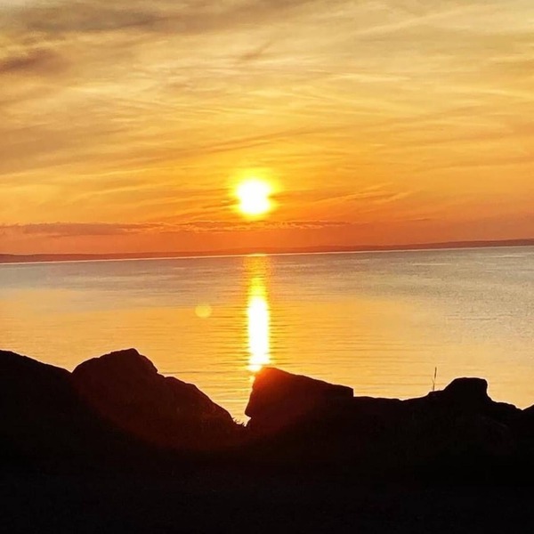 Oceanfront Sunset Cottage with Kayaks