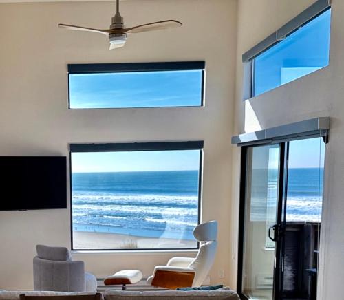 Oceanfront Top Floor Premium One Bedroom, Incredible Panoramic View of Monterey Bay!