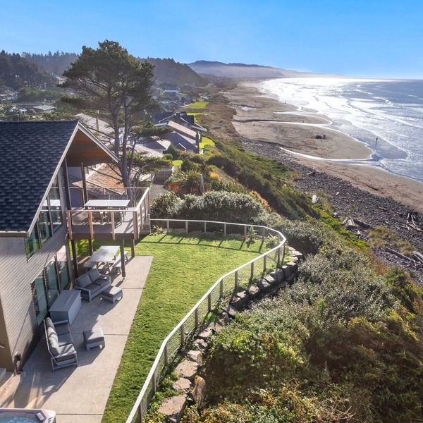 OCEANFRONT - Unobstructed views of the Pacific Ocean and NEAH-KAH-NIE Mountain