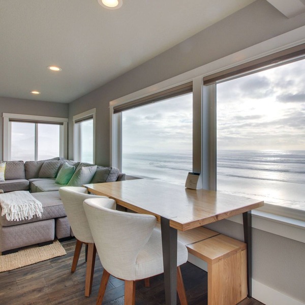 Oceanside Inn 1: Oceanfront w/2 primary suites!