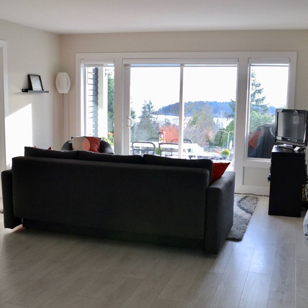 Oceanview Escape in West Sechelt | Walk to Beach, Modern & Spacious