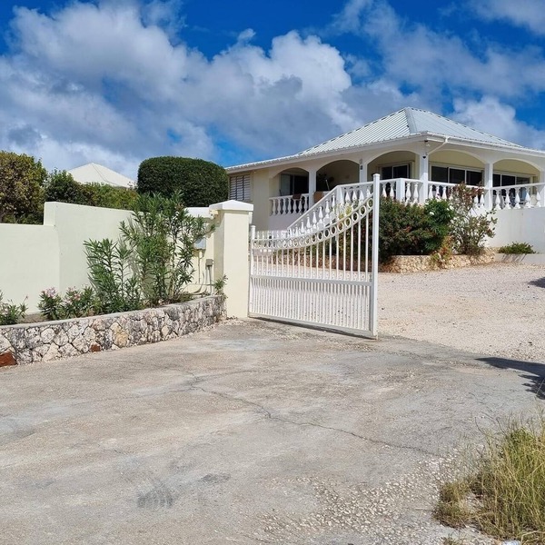 Oceanview villa with private pool, 5 mins to beach