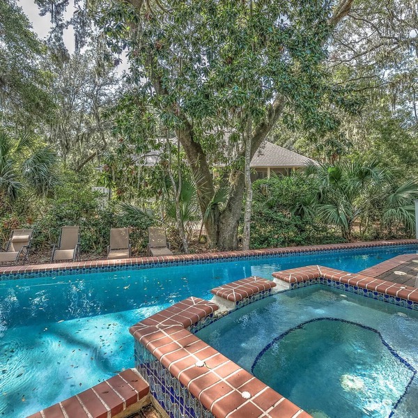Oct 10-17 open! Private pool, hot tub, walk to beach, bikes, screened in porch