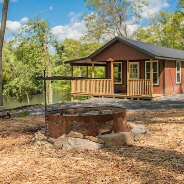 Off grid; River front getaway, boat. Firepit, woodland; Generator. 2 Bedrooms.