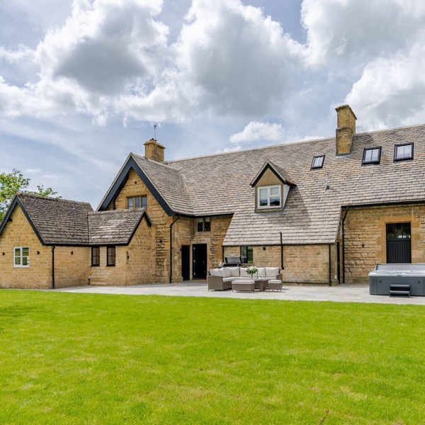 Old Laundry - a sudeley castle cottage that sleeps 12 guests in 6 bedrooms