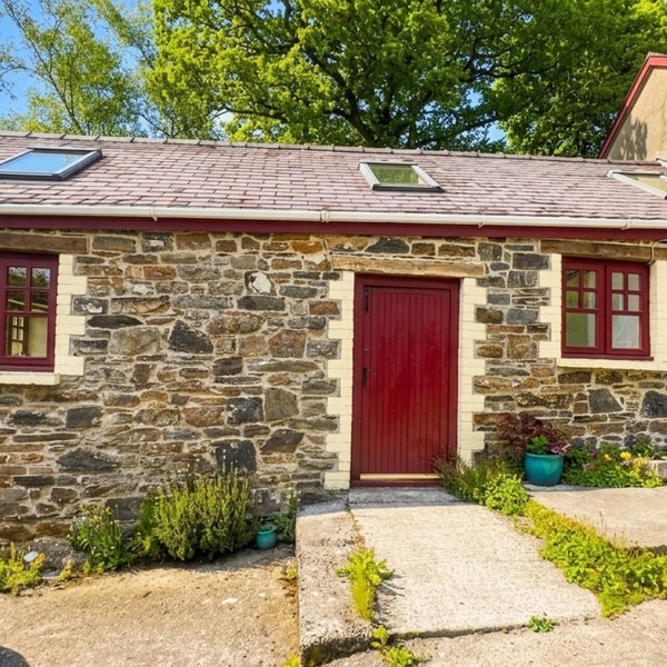 Old Oak Barn provides warm, spacious and comfortable holiday accommodation for 4