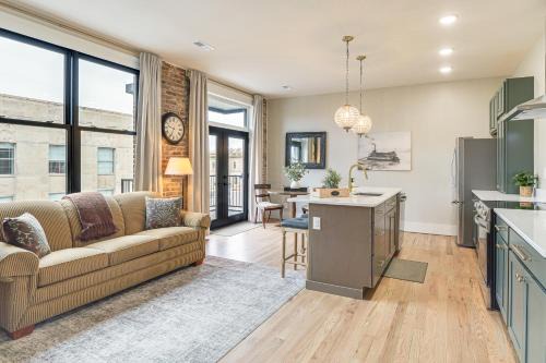 On Dtwn Square! Chic Lawrenceburg Condo w/Balcony
