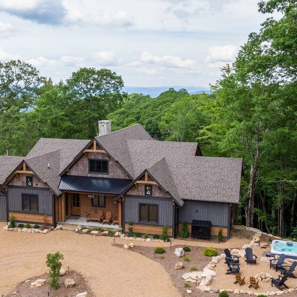 On Eagle's Wings at Eagles Nest - New build, near Winery, new hot tub!