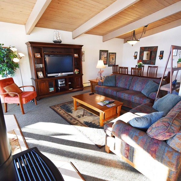 On Lake! Top Floor Views, Deck! Elevator, Hot Tub. Walk to Concerts, Marina