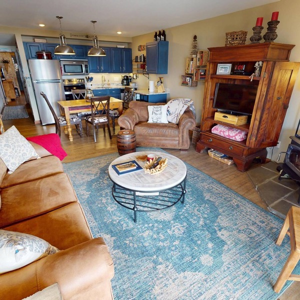 On Lake! Updated! 1st Floor, Hot Tub. Walk to Amphitheater, Marina, Parks