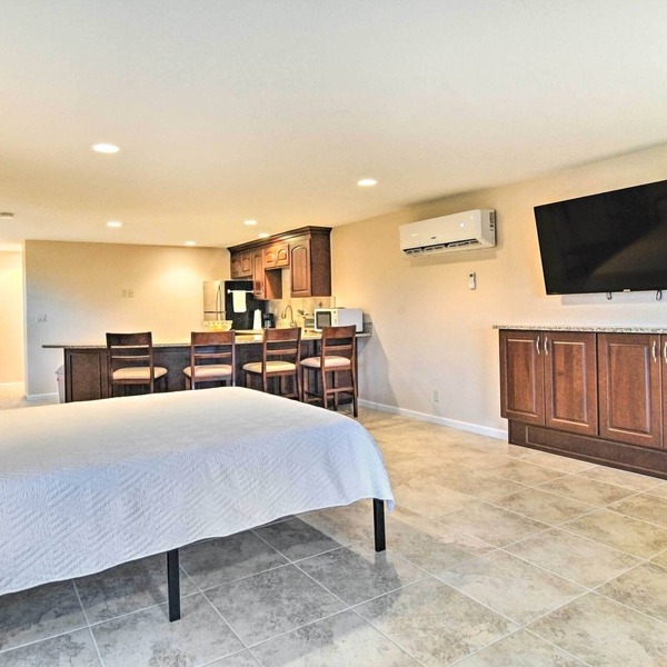 On-Site Pond: Sleek Largo Studio < 7 Mi to Beach!
