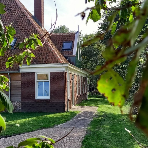 On the Markermeer between Edam and Volendam you will find our beautiful farmhouse.