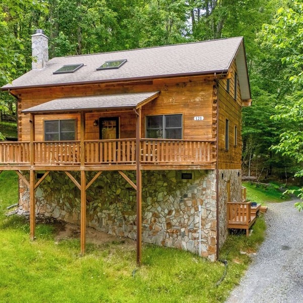 On The Rocks: Beech Mtn Getaway w/Hot Tub & Fire Pit
