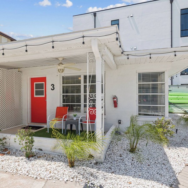 One Bedroom Villa with full kitchen On Clearwater Beach steps from the water.