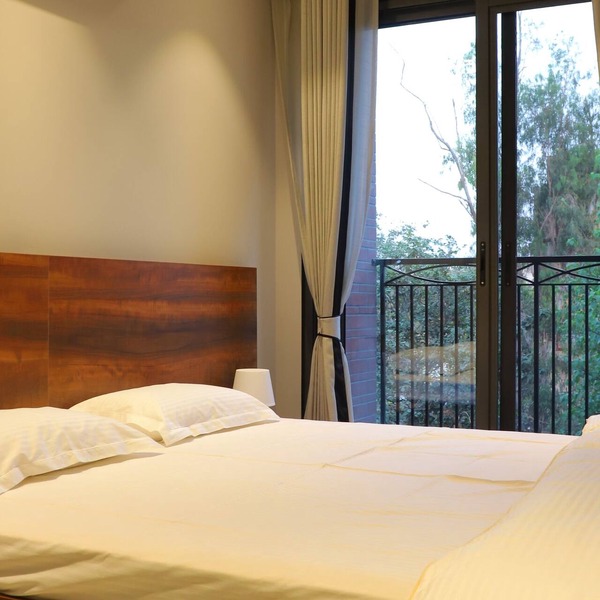 One BHK in the heart of South Delhi & Famous Shopping District/Metro Access
