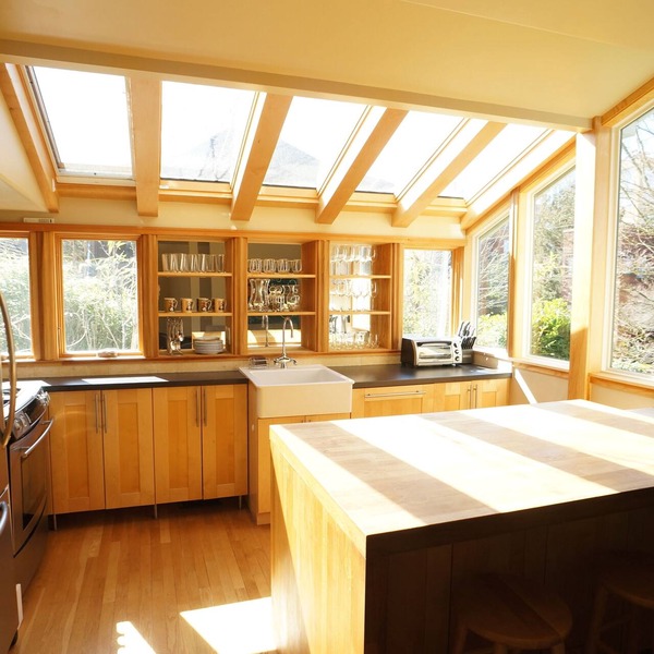 One Block Off Broadway - 2 bed/2 bath with parking in hip historic Capitol Hill