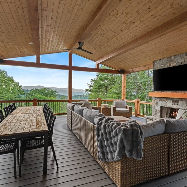 One More Day at Eagles Nest - luxury, 5 king ensuites, views, hot tub