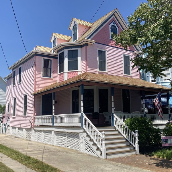 One Short Block to Beach - Spacious Victorian - 1st Floor Bed and Bath