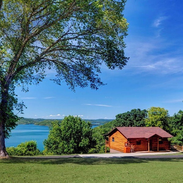 One Story Beaver Lake Cabin, Mountain Top lakeview with dock & SPECTACULAR VIEW!