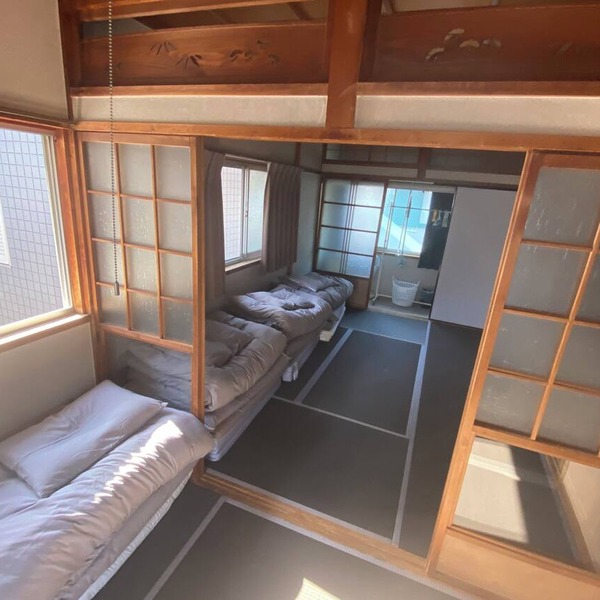 Only one apartment is available for rent per day. Located on the second floor of a fashionable café, it is a quiet place to live and relax. Excellent access to Osaka and Kyoto