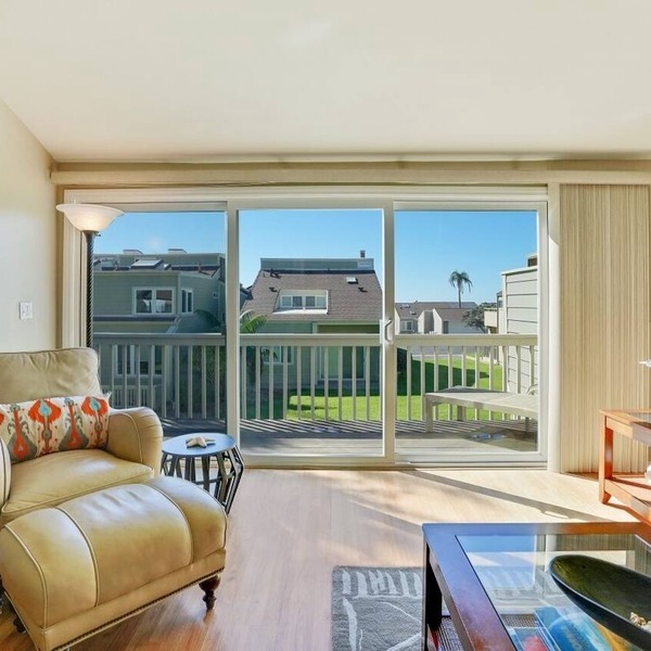 Only Steps to the Beach! Immaculate Townhouse in Sea Bluff