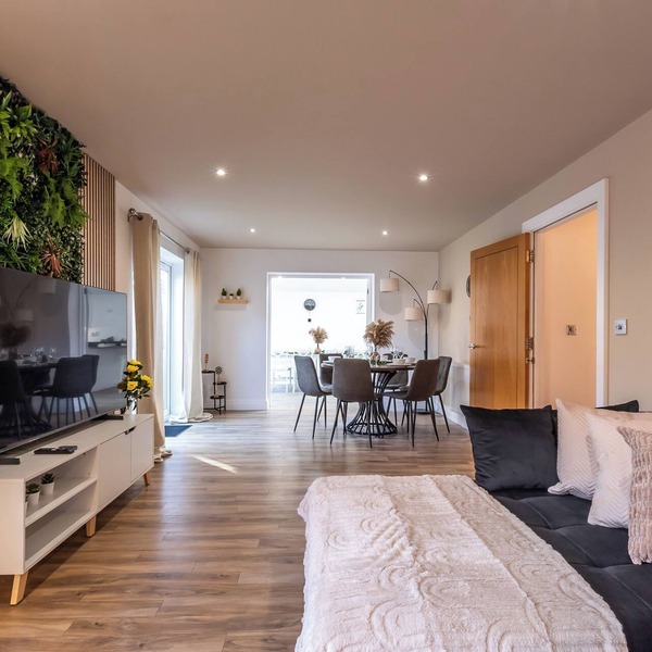 Open Mind Property- 6BR Home, Hot Tub & Free Parking