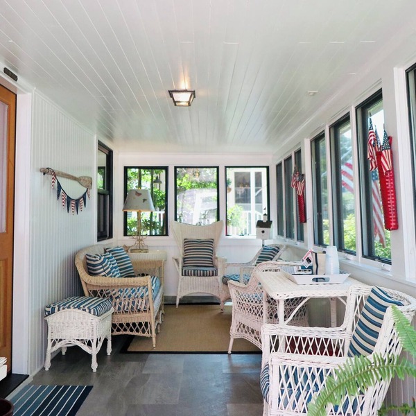 Original Beach Cottage - walk to beach and downtown