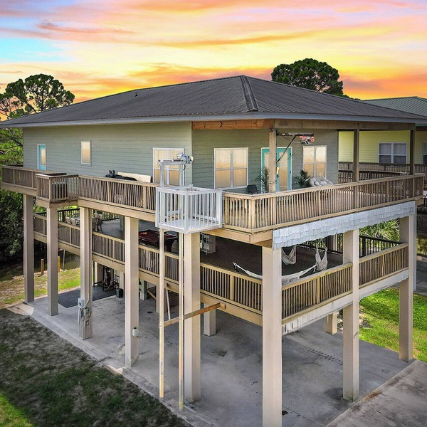 Osprey Landing at Cedar Island, Waterfront home - private boat ramp access included