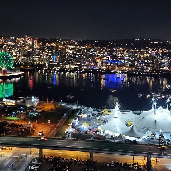 Outstanding 32nd floor Stunning unubstructed views 2bedroom den sleeps 5 parking
