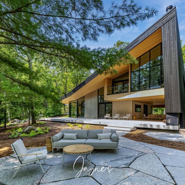 Outstanding 6 bed 5 bath cottage on Lake Joseph with Boathouse - 1000ft frontage