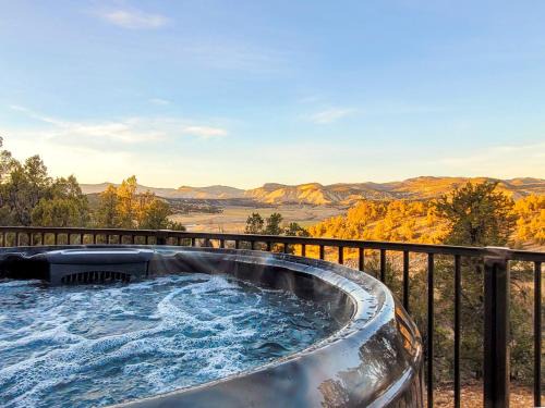 Overlook Cabin. Romantic Views Fire Pit/Hot Tub & Zion Adventure