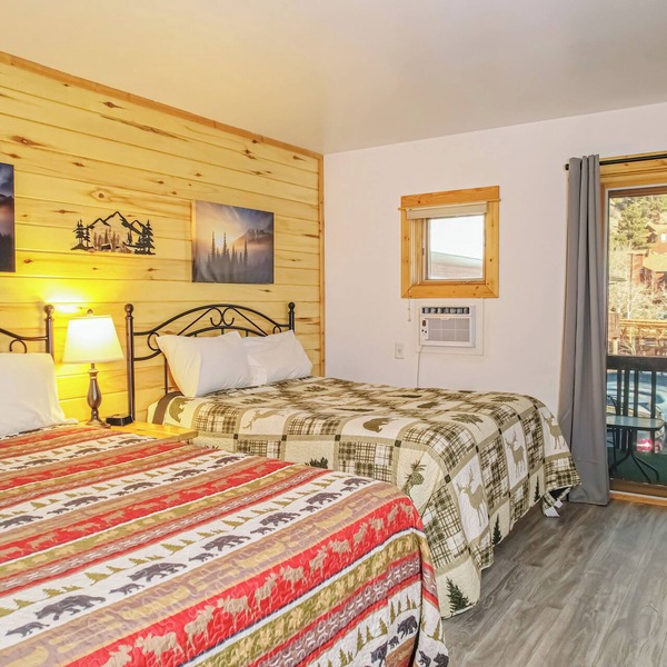 pacious Upper-Level Hotel Queen and Full-size beds with Views 208-210
