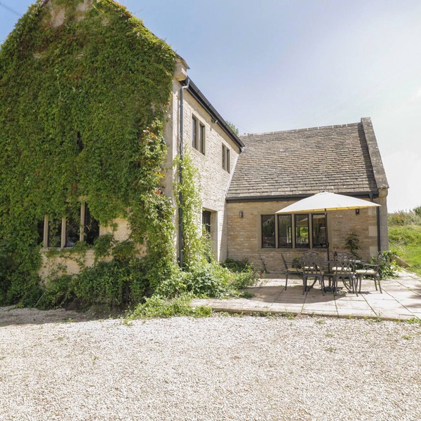 PADDOCK BARN, pet friendly, with a garden in Castle Combe